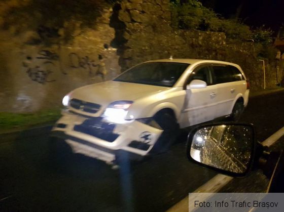 BRAȘOV. Atenție, o parte dintr-un zid a căzut pe carosabil, pe strada Dobrogeanu Gherea (FOTO) 2 zid dobrogeanu gherea_242140.jpg