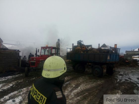 BRAȘOV. Incendiu de amploare în Hălchiu, de la un scurtcircuit (Galerie FOTO) 8 IMG-20171130-WA0006_244568.jpg