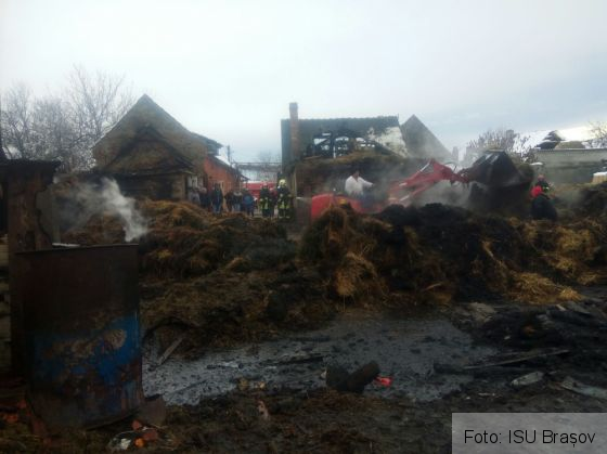 BRAȘOV. Incendiu de amploare în Hălchiu, de la un scurtcircuit (Galerie FOTO) 7 IMG-20171130-WA0008_244566.jpg