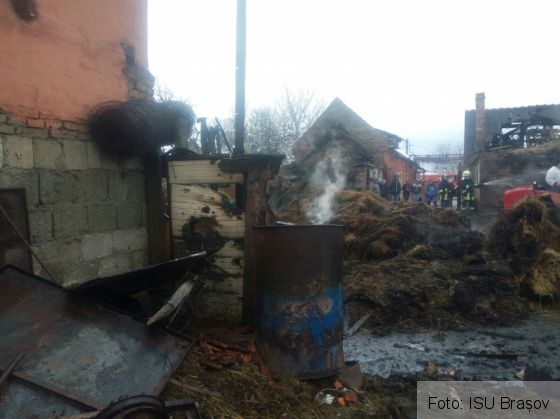 BRAȘOV. Incendiu de amploare în Hălchiu, de la un scurtcircuit (Galerie FOTO) 4 IMG-20171130-WA0009_244567.jpg