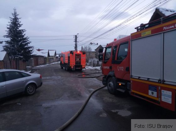 BRAȘOV. Incendiu de amploare în Hălchiu, de la un scurtcircuit (Galerie FOTO) 9 IMG-20171130-WA0012_244570.jpg