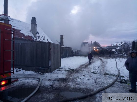 BRAȘOV. Incendiu de amploare în Hălchiu, de la un scurtcircuit (Galerie FOTO) 10 IMG-20171130-WA0014_244571.jpg