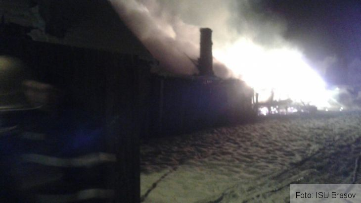 BRAȘOV. Incendiu de amploare în Hălchiu, de la un scurtcircuit (Galerie FOTO) 3 IMG-20171130-WA0016_244572.jpg