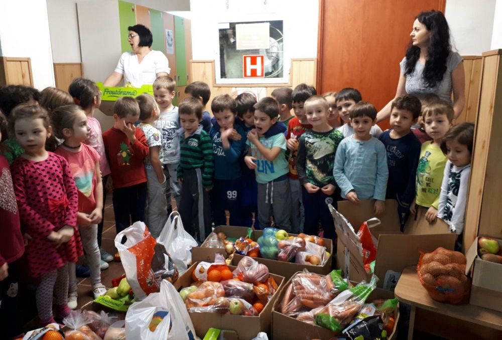 VOLUNTARIAT. „Juniorii” Grădiniței nr. 26 Brașov au donat peste 600 kg de fructe și legume! GALERIE FOTO... 3 gradi4.jpg
