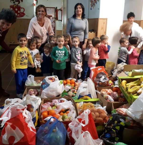 VOLUNTARIAT. „Juniorii” Grădiniței nr. 26 Brașov au donat peste 600 kg de fructe și legume! GALERIE FOTO... 4 gradi7.jpg
