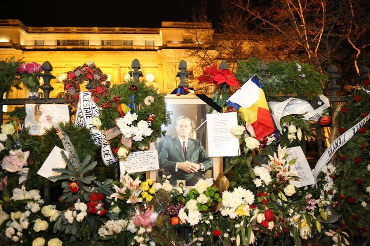 Capete încoronate și zeci de mii de români îi aduc un ultim omagiu Regelui Mihai 5 funeralii3.jpg