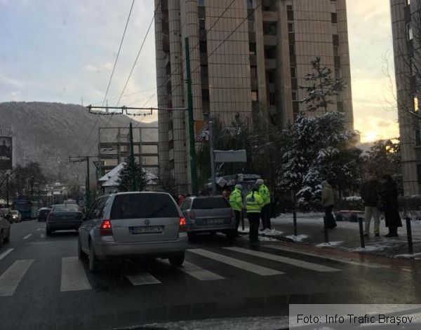 BRAŞOV. Pieton lovit de autoturism, la „Onix” (FOTO) 2 pietononix2.jpg