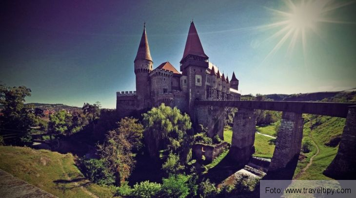 Corvin-Castle-Romania-1024x571_246373.jpg