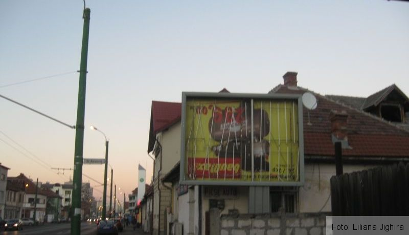 BRAȘOV. Panoul antivaccinare a fost dat jos, iar cel care l-a comandat trebuie să dea explicații 2 img-6892_2.jpg