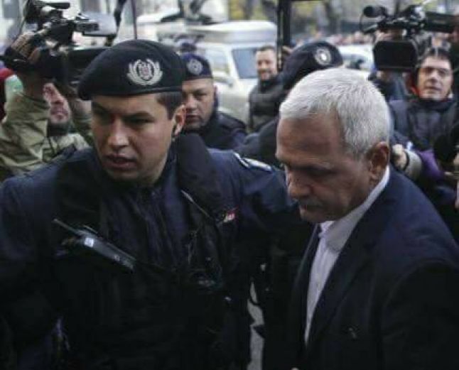 Cazul jandarmului care loveşte cu pumnul protestatarii ar putea ajunge în Parlament (VIDEO) 2 jandarm.jpg