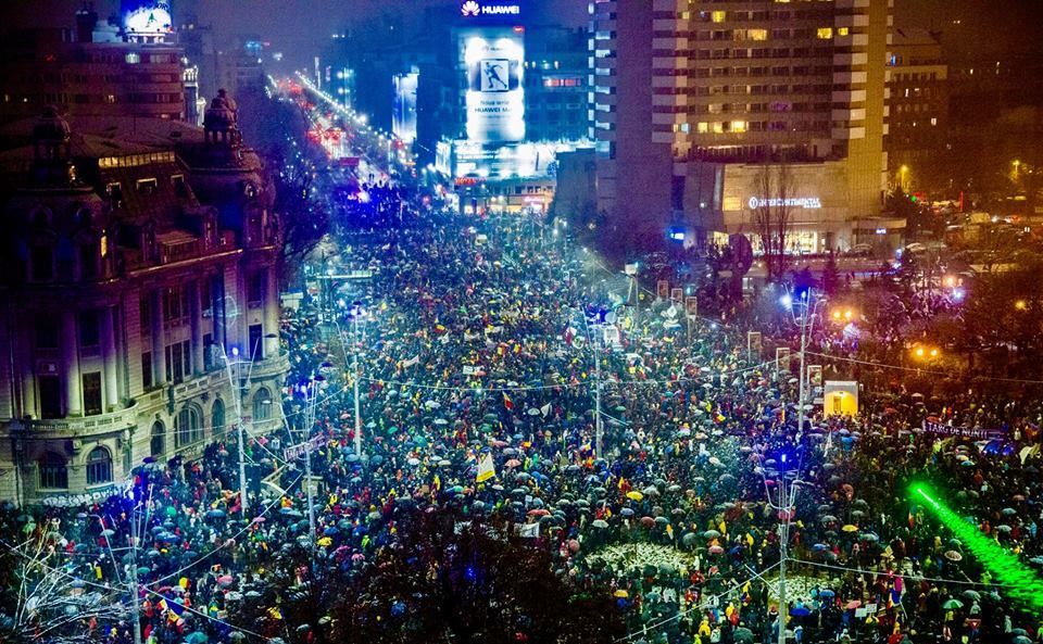 Zeci de mii de oameni au participat la protestul anticorupție 4 protestbucureti.jpg