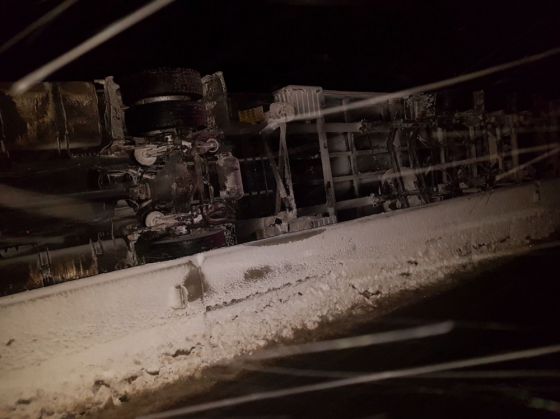 BRAȘOV. Un TIR încărcat cu cabluri electrice s-a răsturnat pe DN 1, în această dimineață (FOTO) 3 IMG-20180227-WA0001_248168.jpg