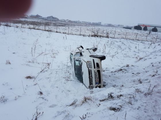 BRAȘOV. Tot pe DN 1, autoturism răsturnat pe câmp (FOTO) 2 IMG-20180227-WA0004_248175.jpg