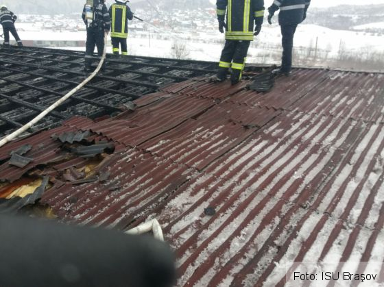 BRAŞOV. Incendiu la o hală cu mobilă din Teliu (update FOTO) 2 IMG-20180227-WA0014_248185.jpg