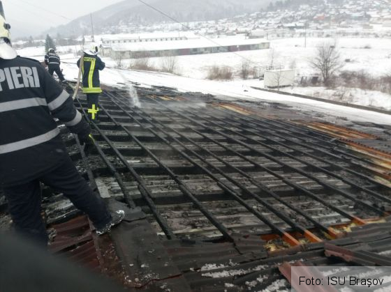 BRAŞOV. Incendiu la o hală cu mobilă din Teliu (update FOTO) 3 IMG-20180227-WA0015_248186.jpg
