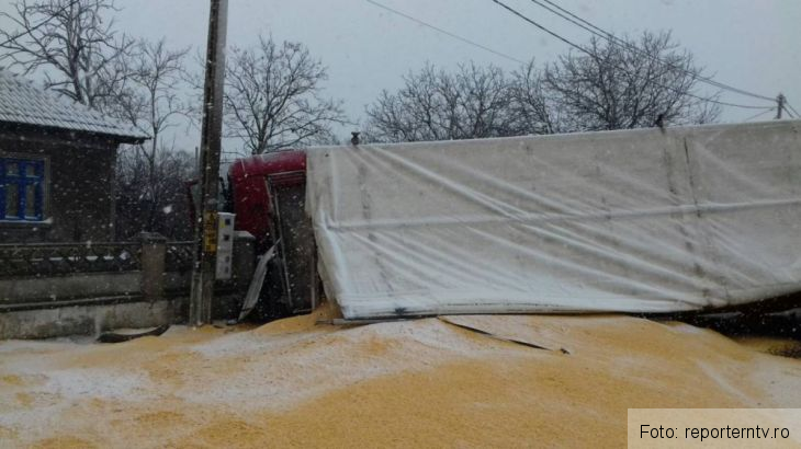 Blocaj pe DN 2A, după ce un TIR s-a răsturnat peste o autoutilitară plină cu butelii (FOTO) 3 accident dn 2a 2_247979.jpg