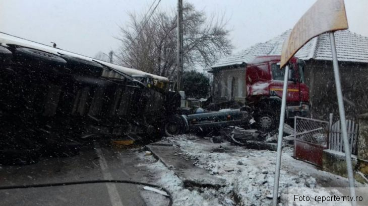 Blocaj pe DN 2A, după ce un TIR s-a răsturnat peste o autoutilitară plină cu butelii (FOTO) 2 accident dn 2a 4_247978.jpg