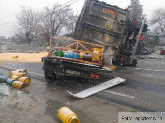 Blocaj pe DN 2A, după ce un TIR s-a răsturnat peste o autoutilitară plină cu butelii (FOTO) 4 accident dn 2a_247980.jpg