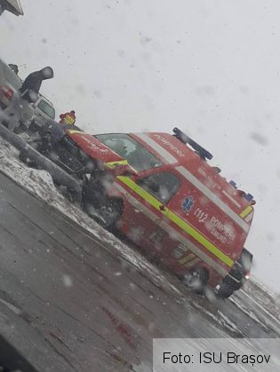 BRAȘOV. ULTIMA ORĂ. Autospecială SMURD implicată într-un accident rutier! Trei paramedici au fost răniți (FOTO) Update: Cum s-a produs evenimentul rutier 3 accident smurd 1_248066.jpg