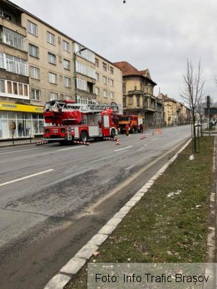 BRAȘOV. Bărbat transportat la spital, după o acțiune de deblocare pe Bulevardul 15 Noiembrie (FOTO) 2 deblocare_247507.jpg