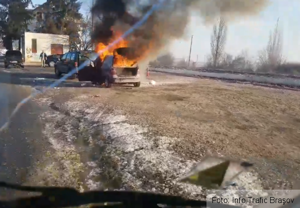 BRAŞOV. Autoturism distrus de foc, la Codlea (FOTO) 2 masina foc codlea 2_247094.png