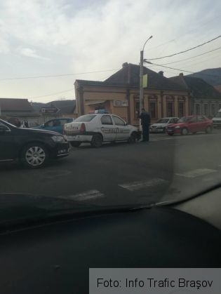 BRAŞOV. Maşină de poliţie implicată într-un incident rutier, la Codlea (FOTO) 2 politie codlea 2_247365.jpg