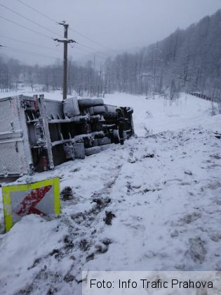 TIR răsturnat în afara şoselei, pe DN 1A Braşov - Ploieşti! La Predeal, pe DN 1, s-a reluat circulaţia în jurul orelor 7.45 (FOTO) 3 tir prahova 3_248224.jpg