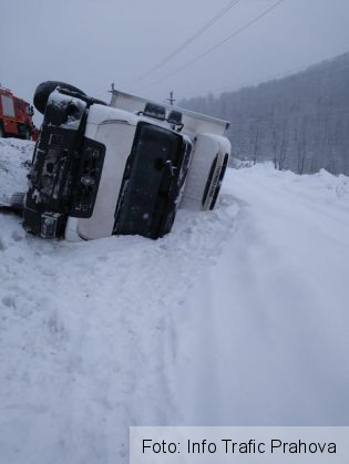 TIR răsturnat în afara şoselei, pe DN 1A Braşov - Ploieşti! La Predeal, pe DN 1, s-a reluat circulaţia în jurul orelor 7.45 (FOTO) 2 tir prahova_248223.jpg