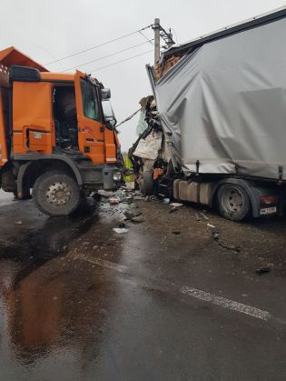 BRAȘOV. ULTIMA ORĂ. Accident grav pe DN 13, între un TIR și un camion! (Update FOTO) 2 IMG-20180328-WA0003_249526.jpg