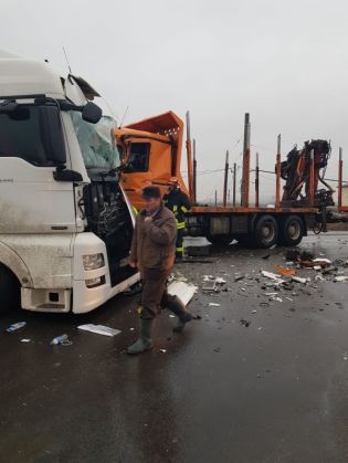 BRAȘOV. ULTIMA ORĂ. Accident grav pe DN 13, între un TIR și un camion! (Update FOTO) 3 IMG-20180328-WA0004_249527.jpg