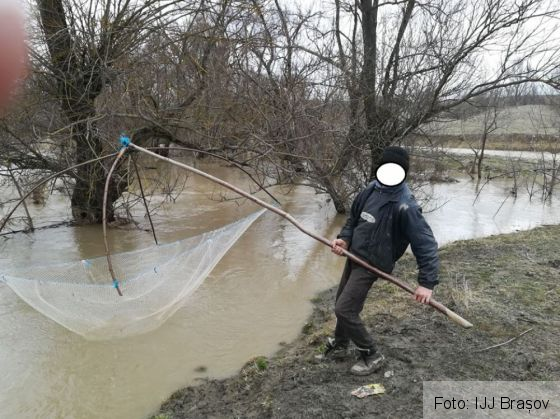 BRAȘOV. Pistol găsit de jandarmi într-un local de pe strada Republicii, unde aplanau un conflict! (FOTO) 4 braconieri olt 2_249060.jpg