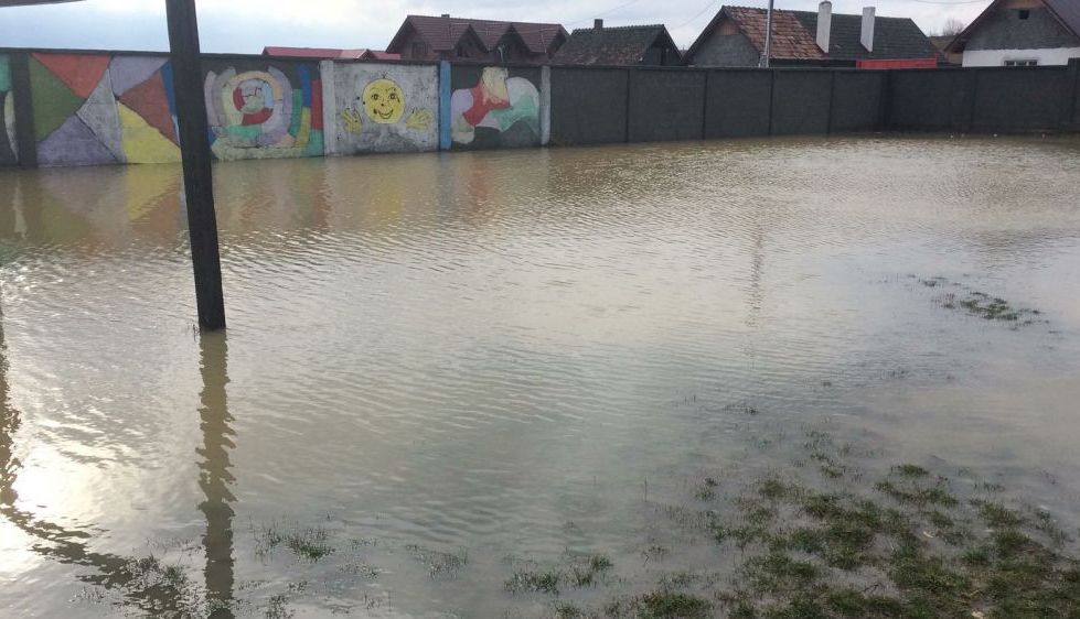 BRAȘOV. Inundații în Țara Făgărașului!!! GALERIE FOTO... 3 cutus.jpg