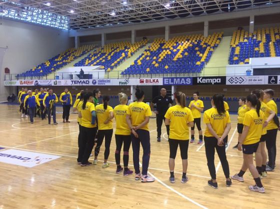 BRAȘOV. Surpriză pentru handbalistele de la Corona - GALERIE FOTO 2 handbalpolo3_248575.jpg
