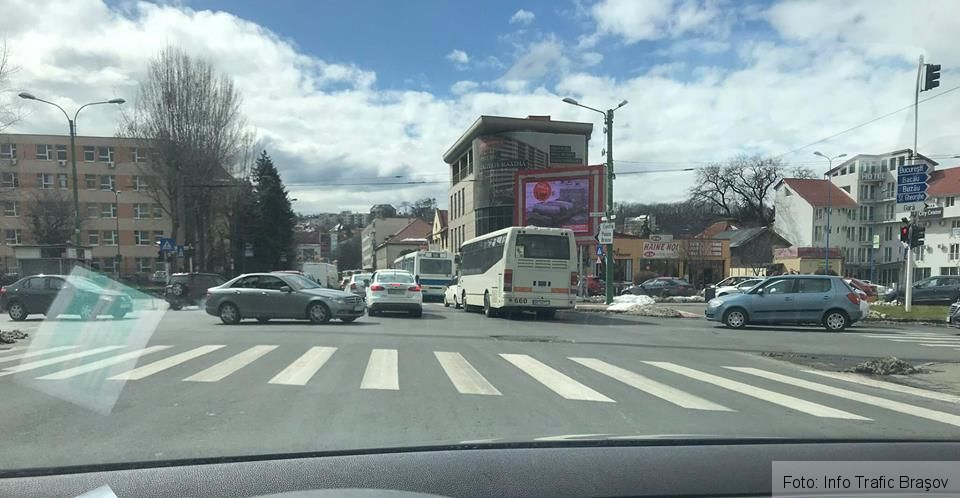 BRAŞOV. Trafic îngreunat în centrul oraşului, din cauza unui incident rutier produs pe strada Iuliu Maniu (FOTO) 2 iuliumaniu2.jpg