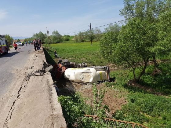 UPDATE. BRAȘOV. A picat cu camionul în pârâu (FOTO) 3 IMG-20180430-WA0006_250969.jpg