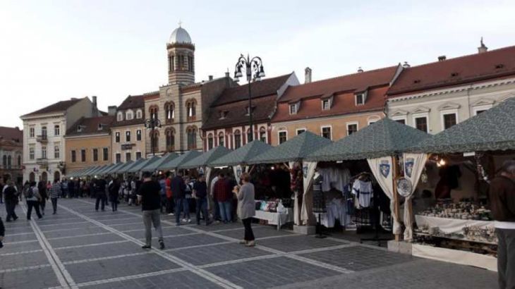 BRAȘOV. Minunății create manual, la târg în Piața Sfatului (galerie foto) 3 a targ mesteri populari.2_250278.jpg