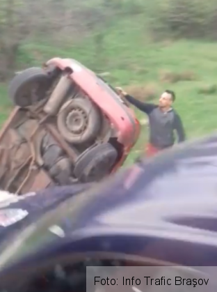 BRAŞOV. „CASCADORIE”. O tânără de 19 ani a ajuns cu maşina într-un şanţ de pe DN 1 (FOTO) 2 accident dn 1 2_250403.png