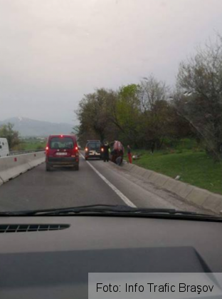 BRAŞOV. „CASCADORIE”. O tânără de 19 ani a ajuns cu maşina într-un şanţ de pe DN 1 (FOTO) 3 accident dn 1 3_250405.png