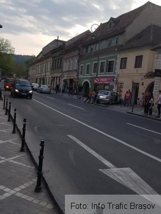 Incident în centrul BRAȘOVULUI! Un autoturism a ajuns pe trotuar, în apropierea Maternității. Update: Polițiștii fac cercetări în caz 3 accident maternitate 2_250661.jpg