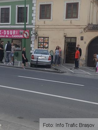 Incident în centrul BRAȘOVULUI! Un autoturism a ajuns pe trotuar, în apropierea Maternității. Update: Polițiștii fac cercetări în caz 2 accident maternitate 3_250662.jpg