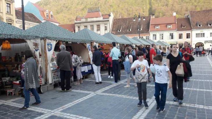 BRAȘOV. Minunății create manual, la târg în Piața Sfatului (galerie foto) 5 targ mesteri populari5_250280.jpg