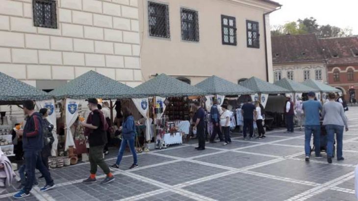 BRAȘOV. Minunății create manual, la târg în Piața Sfatului (galerie foto) 7 targ mesteri populari6_250282.jpg