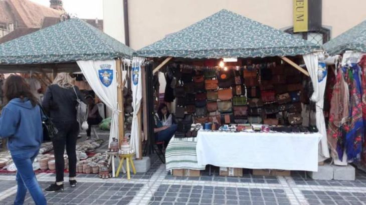 BRAȘOV. Minunății create manual, la târg în Piața Sfatului (galerie foto) 8 targ mesteri populari7_250283.jpg