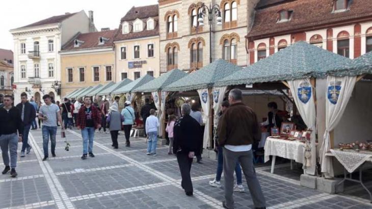BRAȘOV. Minunății create manual, la târg în Piața Sfatului (galerie foto) 9 targ mesteri populari8_250284.jpg