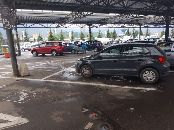 BRAȘOV. Nici amenzile nu îi sperie pe cei care parchează pe locurile destinate persoanelor cu handicap 4 3_251745.jpg