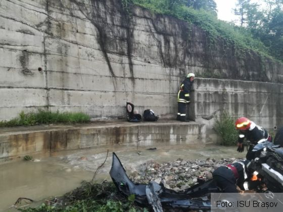 BRAȘOV. ULTIMA ORĂ. Autoturism căzut în râu, de pe DN 1! Patru victime (GALERIE FOTO) 3 IMG-20180616-WA0006_252922.jpg