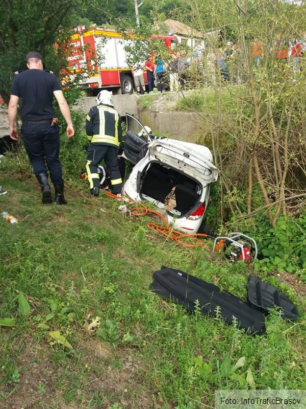 BRAȘOV. Accident la Teliu. O persoană încarcerată, după ce o mașină s-a răsturnat în afara carosabilului - FOTO 2 acc1.jpg