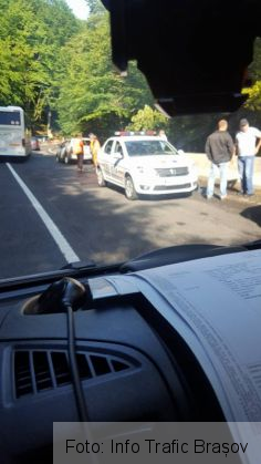 BRAȘOV. Probleme în traficul de pe DN 13, din cauza unui incendiu (FOTO) 3 blocaj dn 13 2_252733.jpg