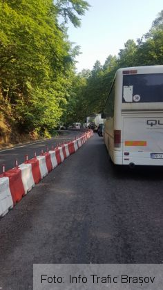 BRAȘOV. Probleme în traficul de pe DN 13, din cauza unui incendiu (FOTO) 4 blocaj dn 13_252734.jpg