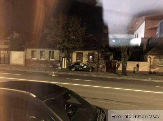 BRAȘOV. Incident rutier pe strada Aurel Vlaicu, la primele ore ale acestei zile. Un autoturism a lovit o casă și o țeavă de gaze (FOTO) 2 accident aurel vlaicu_257079.jpg